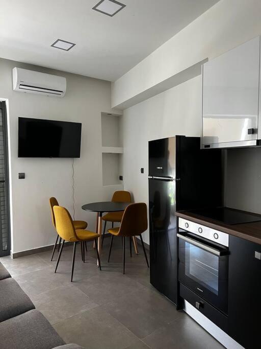 Faronita - Luxury Apt In The Heart Of Каламата Экстерьер фото