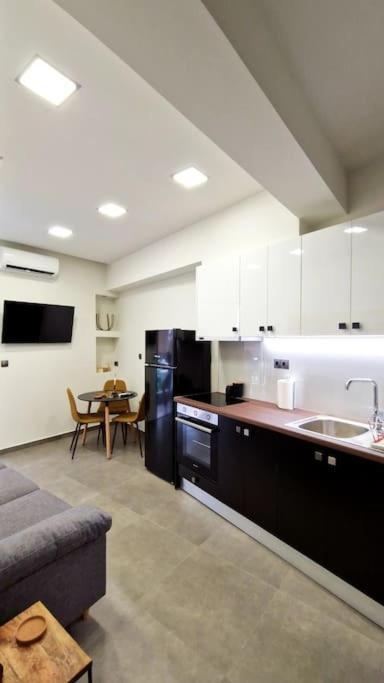 Faronita - Luxury Apt In The Heart Of Каламата Экстерьер фото