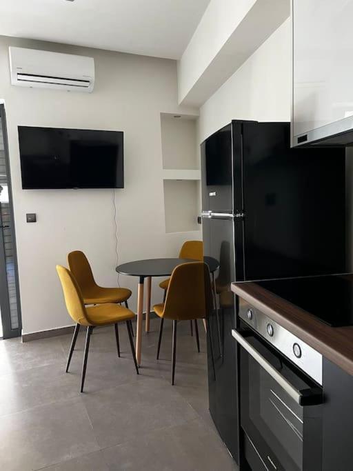 Faronita - Luxury Apt In The Heart Of Каламата Экстерьер фото