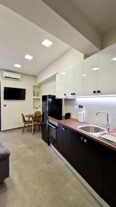 Faronita - Luxury Apt In The Heart Of Каламата Экстерьер фото