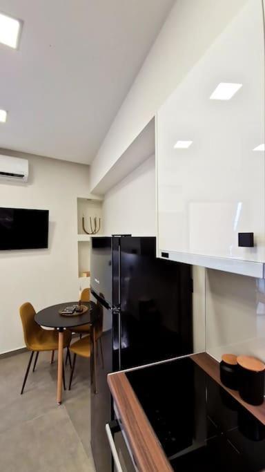 Faronita - Luxury Apt In The Heart Of Каламата Экстерьер фото